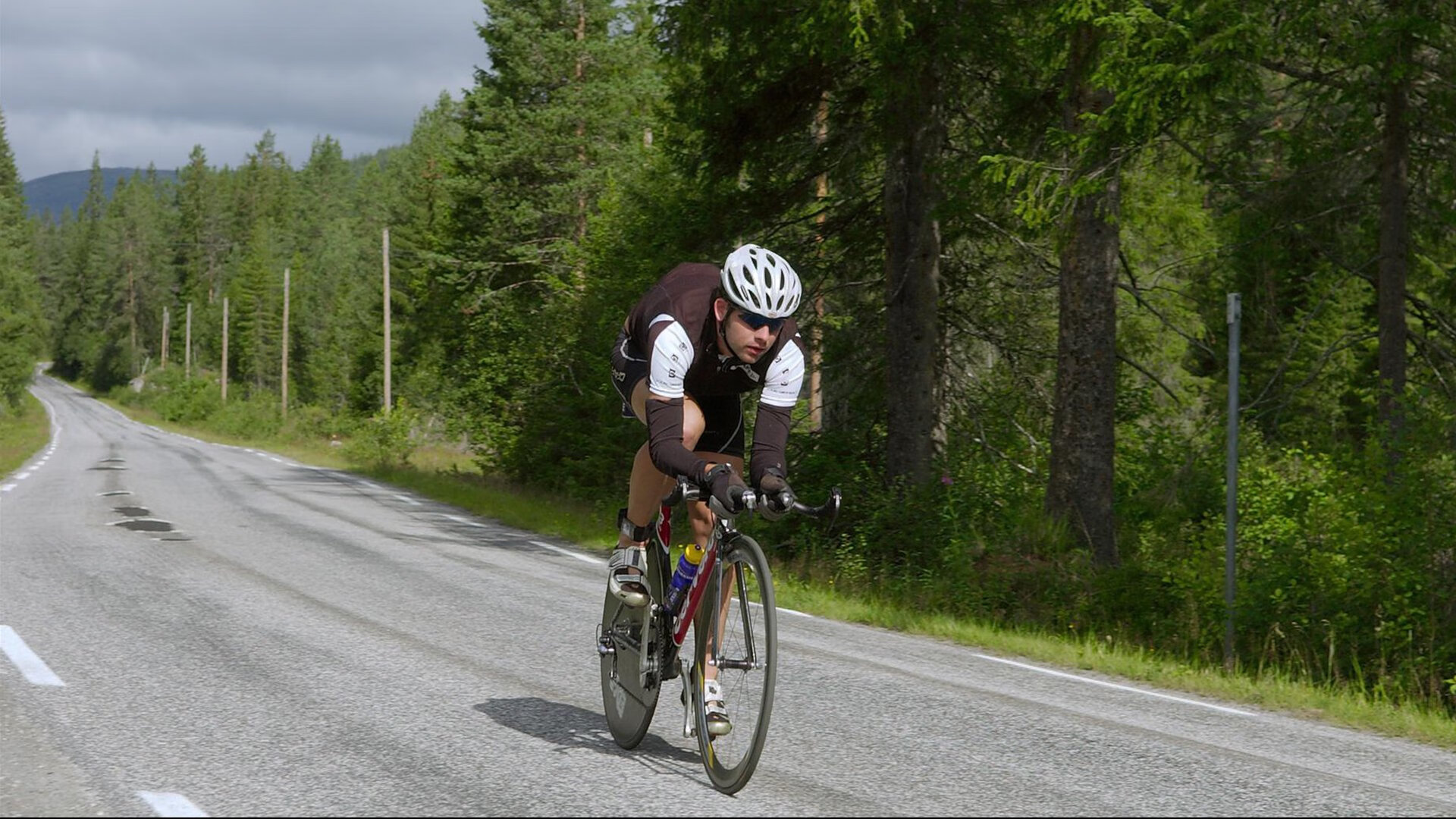 “快艇冲浪：东三叉湖赛场惊现极限运动的极速挑战”